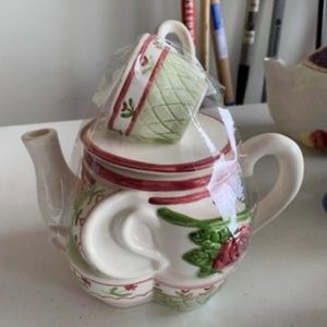 Tea cups & saucer, Teapot